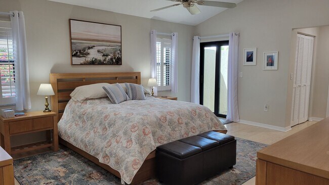 Building Photo - Seasonal/short term renovated 3/3 villa with golf course views on Longboat Key!