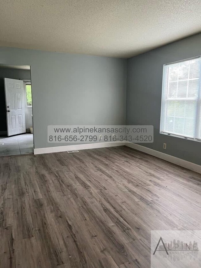Building Photo - Spacious Duplex off Truman Rd