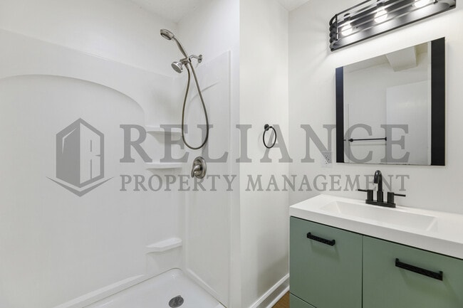 Building Photo - 2046 N Burns Ave