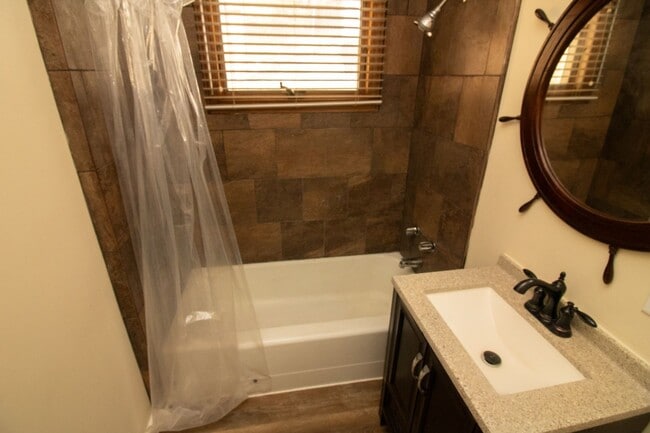 Building Photo - Spacious Three Bedroom