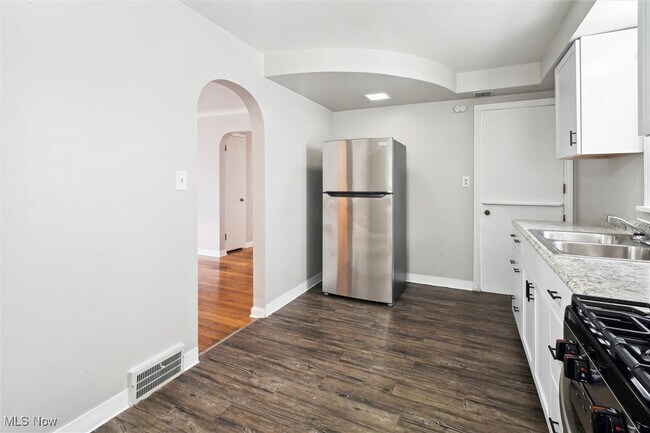 Building Photo - 5215 E 115th St