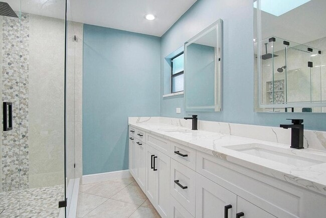 Building Photo - 1232 SW Knollwood Dr