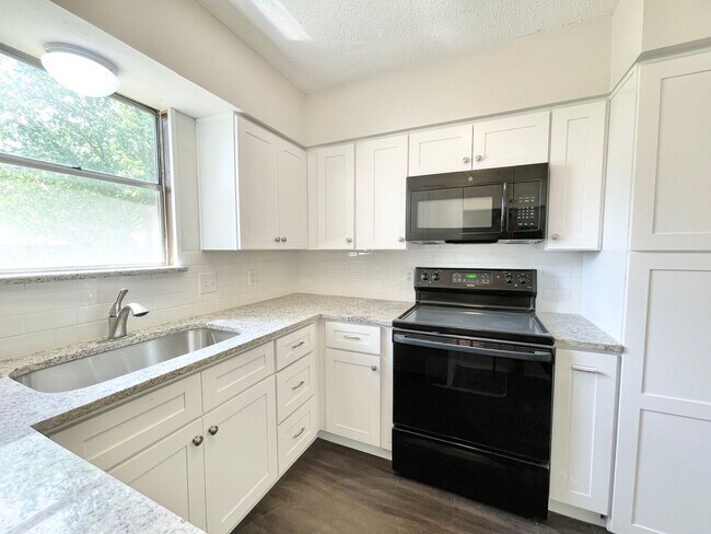 Building Photo - Gorgeous 3/2 recently renovated in homey neighborhood