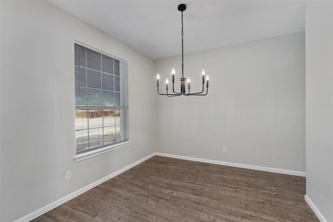 Building Photo - 1601 Briar Hill Dr