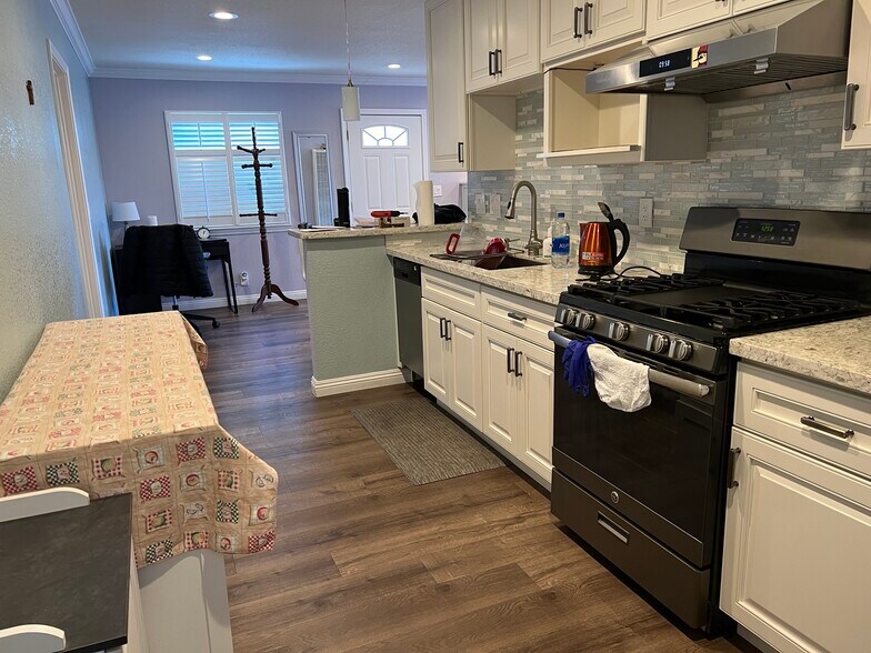 Building Photo - 4812 Daisy St