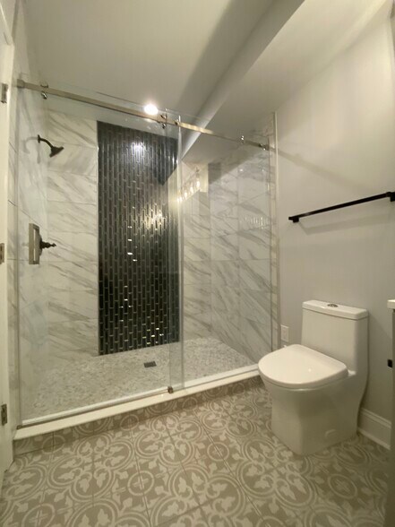 Second floor full bathroom - 1525 Manton St