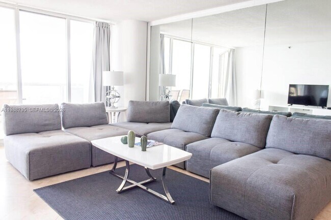 Building Photo - 1717 N Bayshore Dr