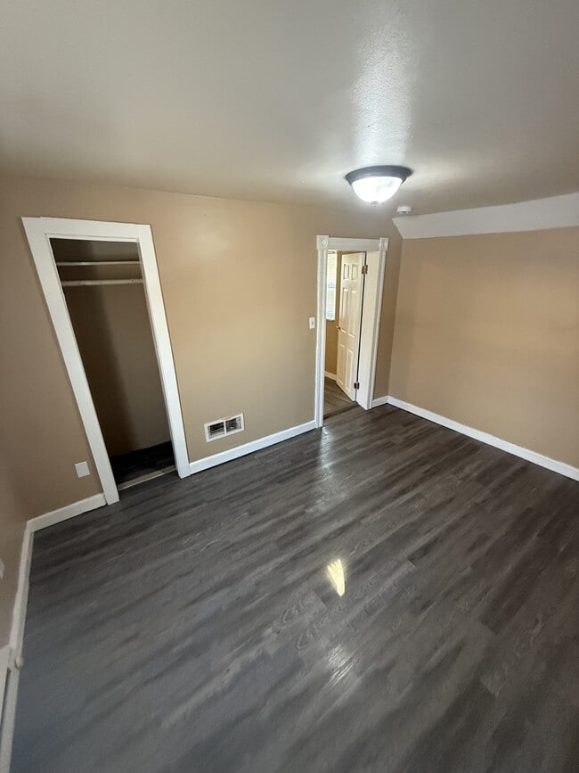 Building Photo - 733 Sherburne Ave