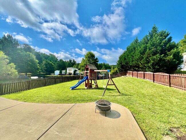 Building Photo - SPACIOUS 3 BEDROOMS!