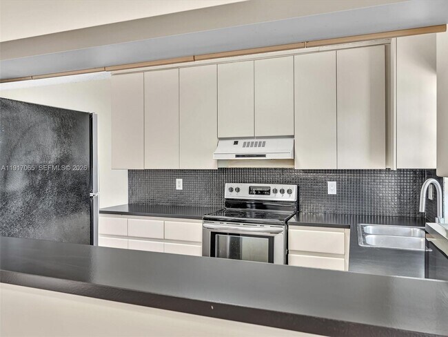 Building Photo - 1353 Springside Dr