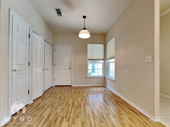Building Photo - 115 Ranier Ln