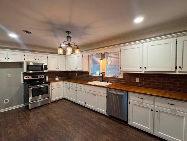 Building Photo - 1498 Garland Dr
