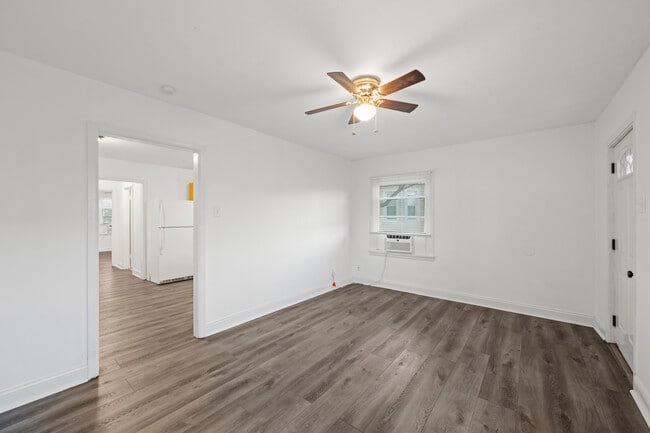 Living room - 5903 W Park Ave