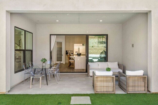 Building Photo - Fantastic 5 bed 4.5 bath with Pool in Porter Ranch !