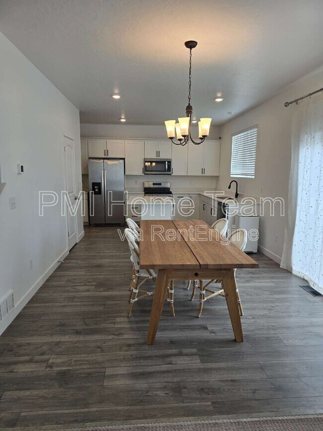 Building Photo - 831 4050 W