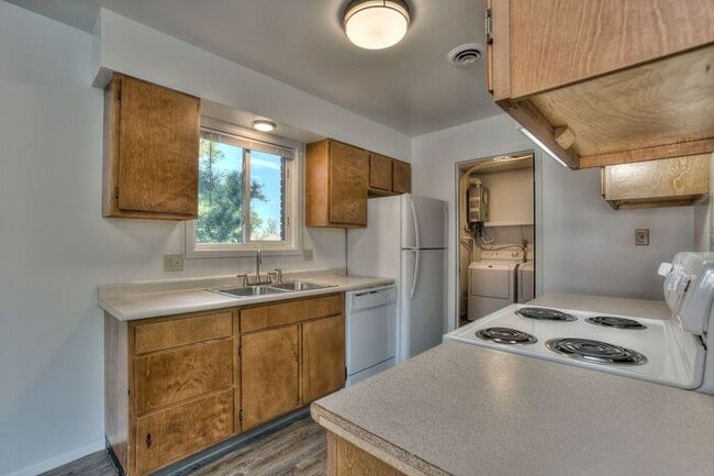Primary Photo - Spacious 2bd, 1ba Apartment