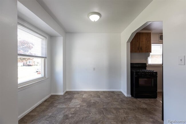 Building Photo - 613 Riverbank St
