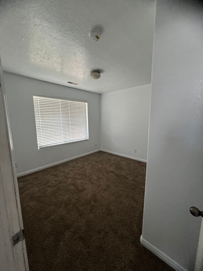 Building Photo - 4 bedroom Home Available