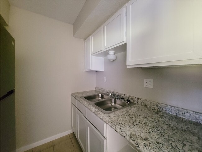 Building Photo - 3206 Lobit Dr