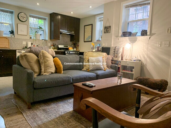 Building Photo - 33 Anderson St