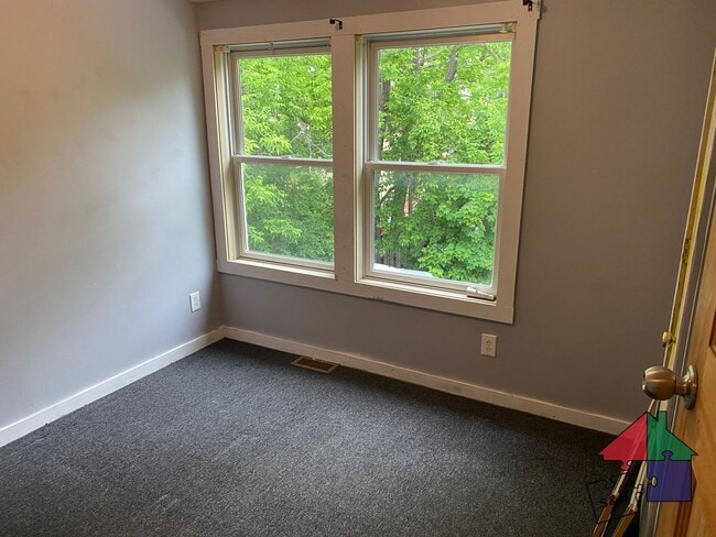Building Photo - Spacious 8 Bedroom, 3 Bathroom Home for Re...