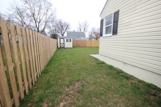 Building Photo - Renovated 2 Bedroom, 1 Bath Single-Family Home