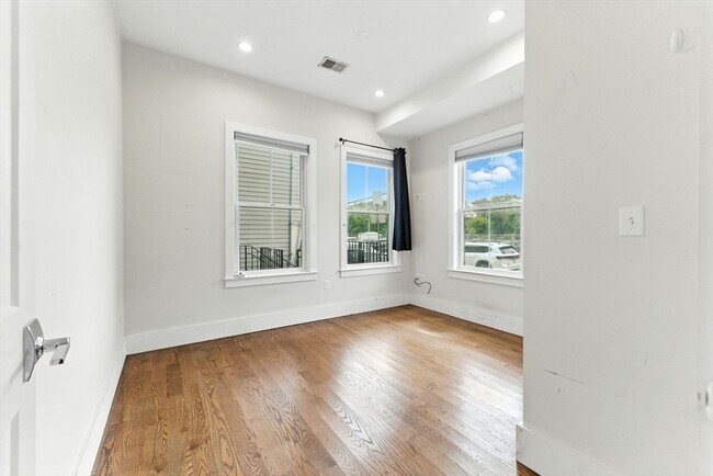 Building Photo - 64 Gove St