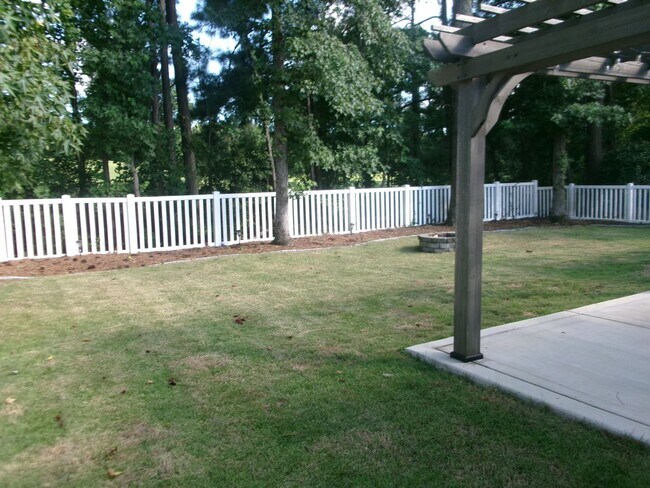 Building Photo - 3 bedroom, 2 bath home in the Inverness Co...