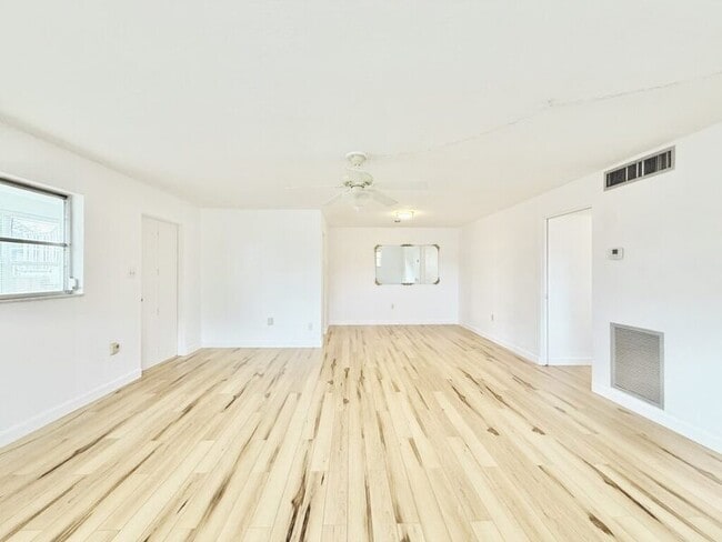 Building Photo - 445 32nd Ave N