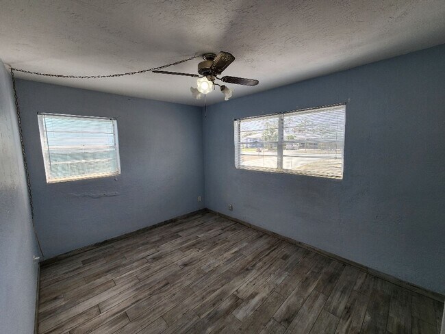 Building Photo - Nice beach side 2/1, walk to beach, restaurants