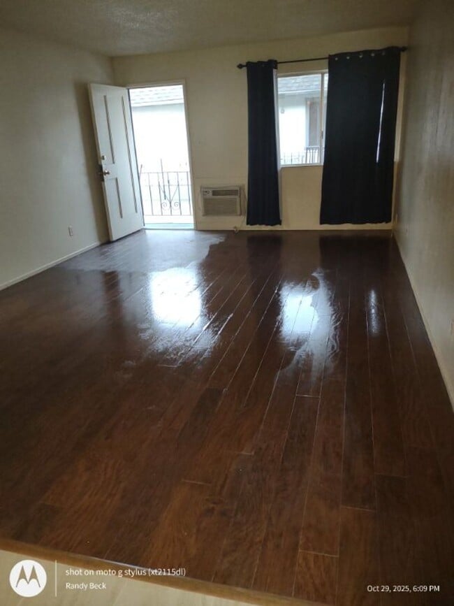 Building Photo - Spacious 2bd First Floor Apartment in 4-Plex Building
