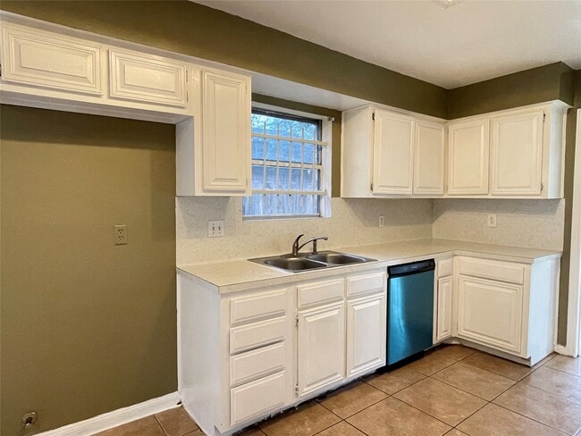 Building Photo - 7110 Foxmar Ln