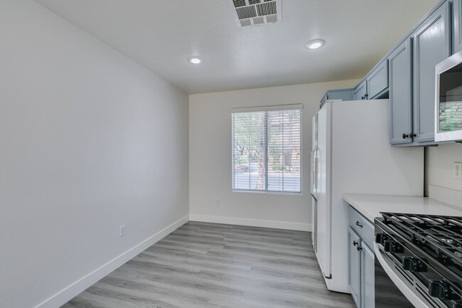 Building Photo - NEWLY UPDATED 4 BEDROOM HOME IN THE SOUTHWEST