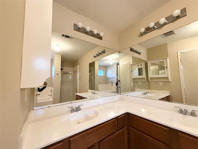 Building Photo - 2011 Lantana Dr