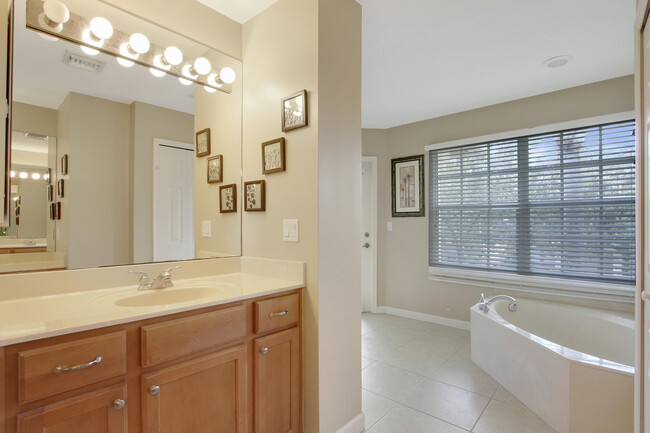 Building Photo - 8210 Calterra Dr