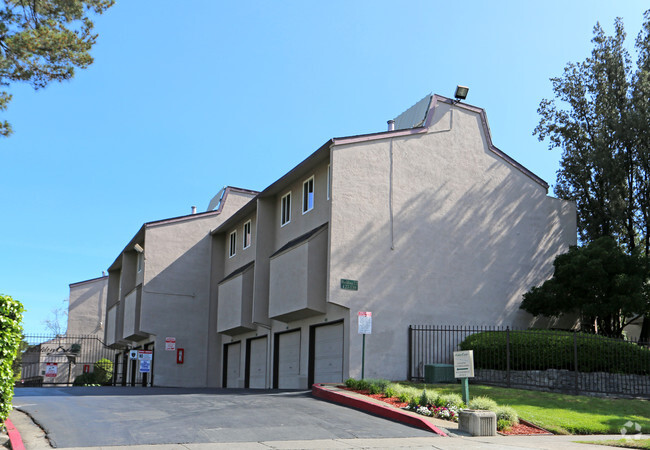 Building Photo - Hidden Creek Town Homes