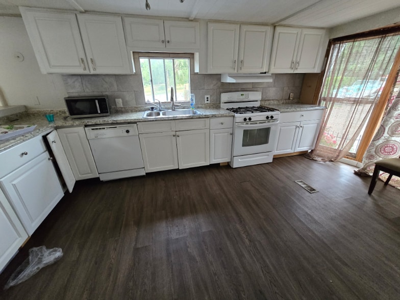 Building Photo - 10 9th Ave