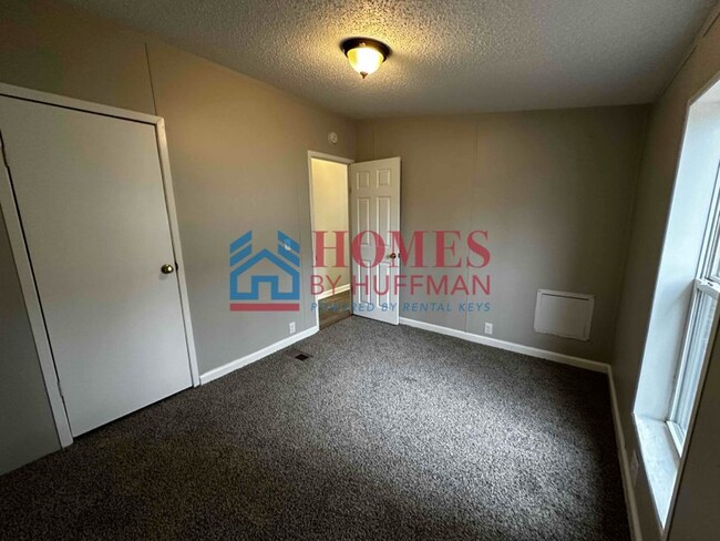 Building Photo - Three Bedroom | Two Bath House