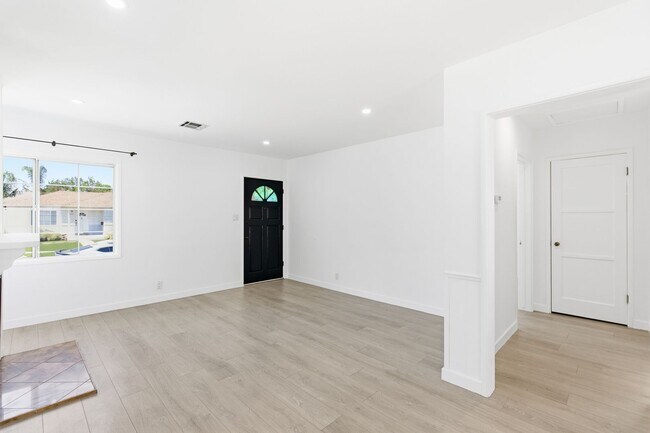 Building Photo - Beautiful modern 3 Bed + 2 Bath House + Den/Office & Backyard