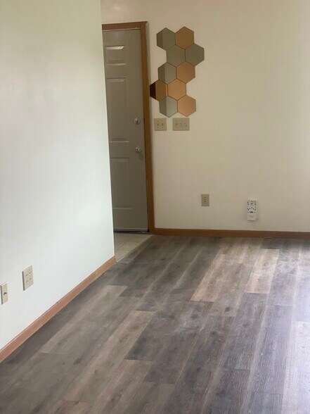 Building Photo - 1016 Eleanor Ave