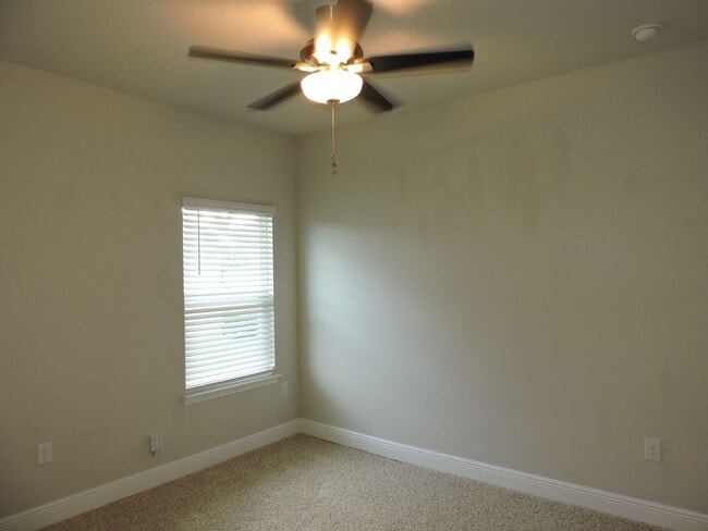 Building Photo - Beautiful home in gated community!