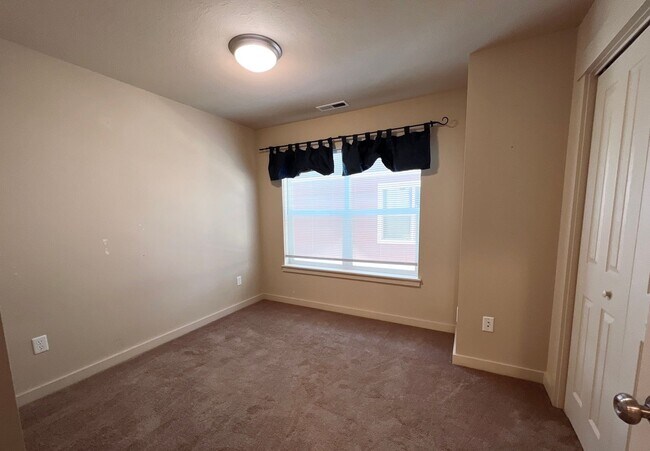 Building Photo - Mid-Term Unfurnished, 3 Bed 2.5 Bath Condo