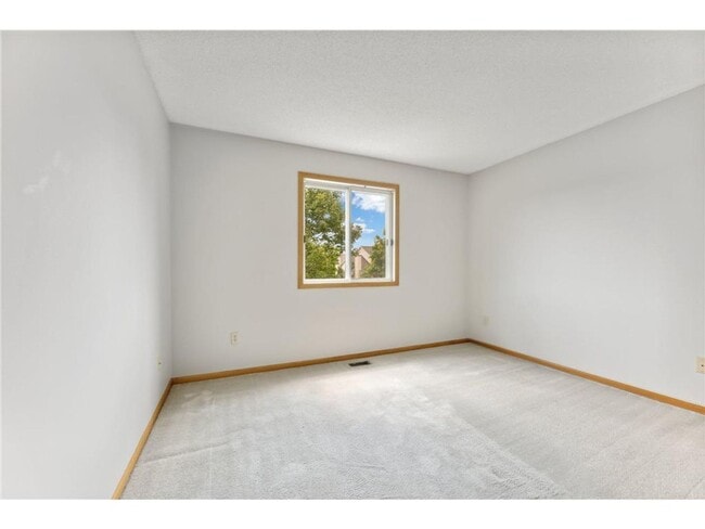 Building Photo - 2 Bed + Loft End Unit Townhome- Available 6/1