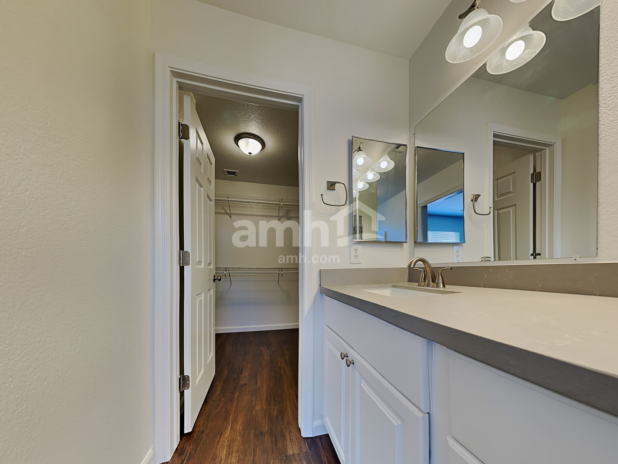 Building Photo - 813 E Nardini St