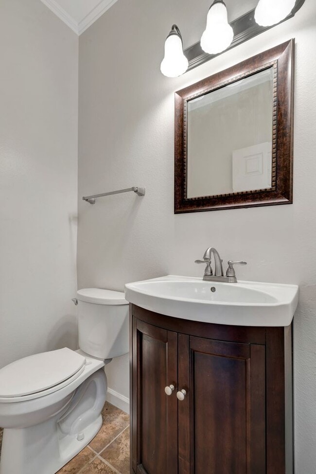 Building Photo - Thousand Oaks- Three Bedroom Condo