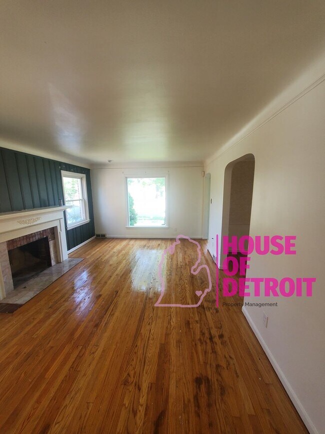 Primary Photo - Summer Special~ 3 BEDROOM 1 BATH BUNGALOW ...