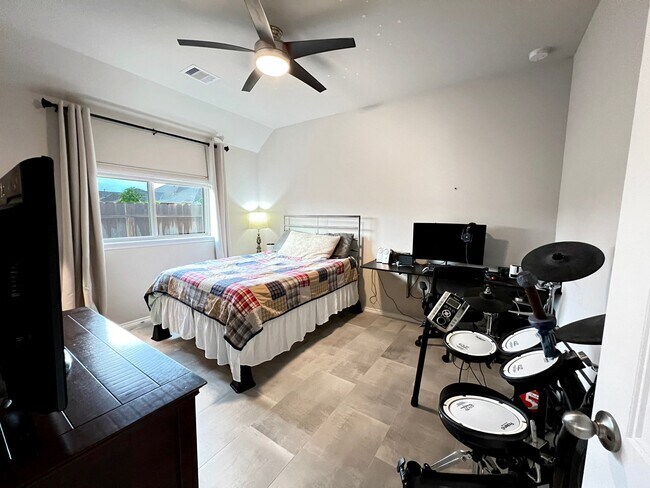 Building Photo - 25402 Kidwiler Dr