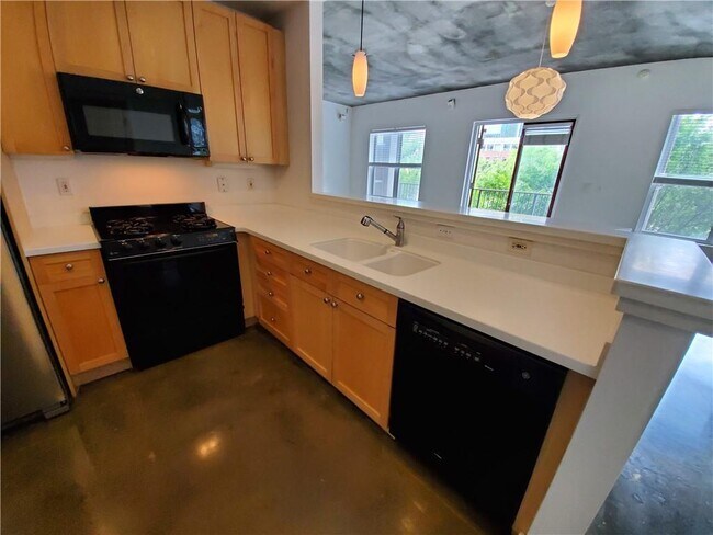 Building Photo - 845 Spring St NW