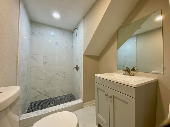 Building Photo - Beautifully Updated 4 Bed 2 Bath Home!