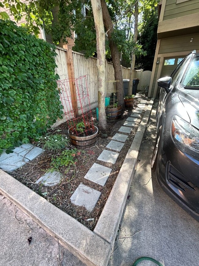 Building Photo - 3 Bedroom Home Close to Gym and Shopping-$1,000 OFF First Month's Rent